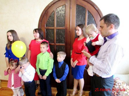 Родині з Новограда-Волинського, яка взяла на виховання 5 дітей, придбали будинок