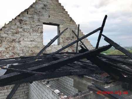 У Житомирі 17 рятувальників загасили пожежу недобудованого двоповерхового будинку