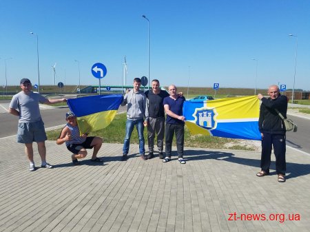 Учасники проекту Bus of heroes розгорнули прапор Житомира у Кракові та Празі