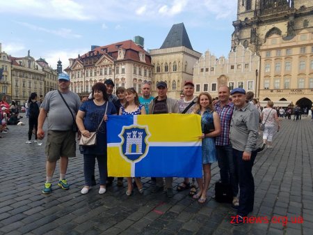 Учасники проекту Bus of heroes розгорнули прапор Житомира у Кракові та Празі