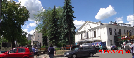 На вулиці Київській зрізали сухостійні ялини