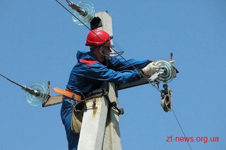 На Житомирщині 16 бригад працює над відновленням електропостачання