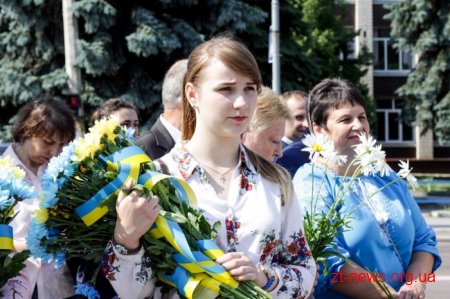 Патріотичною ходою та покладанням квітів розпочалося відзначення Дня Конституції