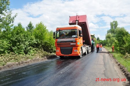 Дорогу Черняхів-Високе-Забріддя ремонтують за рахунок митних коштів