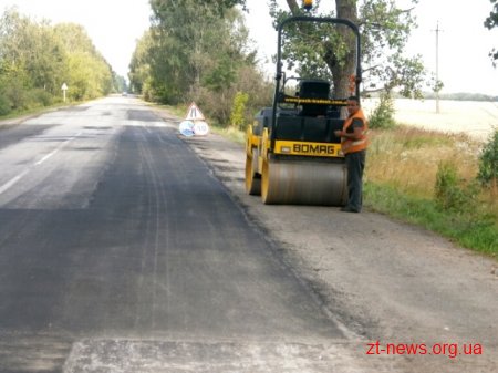 На Житомирщині ремонтують дорогу, яка з’єднує дві ОТГ