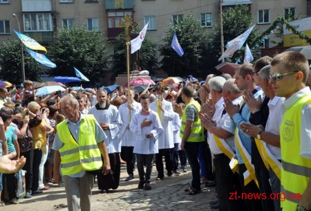 У Бердичеві тисячі паломників з усієї України взяли участь у святковій літургії