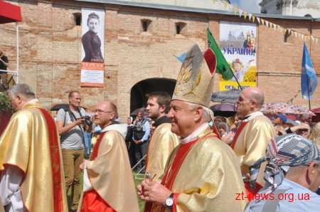 У Бердичеві тисячі паломників з усієї України взяли участь у святковій літургії