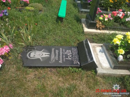 На Житомирщині п'яний чоловік здійснив погром на місцевому кладовищі