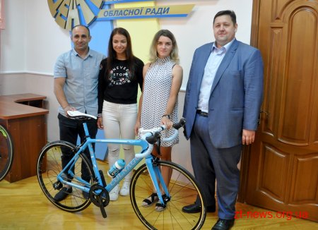 Ігор Гундич вручив професійні велосипеди найкращим спортсменкам області