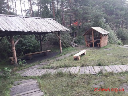 Коростишівські лісівники збудували дорогу до гранітного кар'єру, який популярний серед туристів