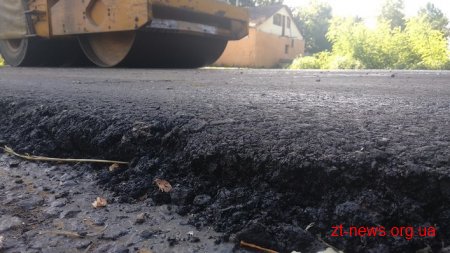 У селі Високе Черняхівського району відновлюють дорогу, яка не ремонтувалася 30 років