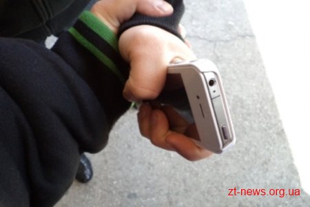 Житомирська поліція розшукала нападників, які силою відібрали у житомирянина телефон