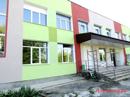 Будівельники завершують яскраве оформлення Радомишльської гімназії