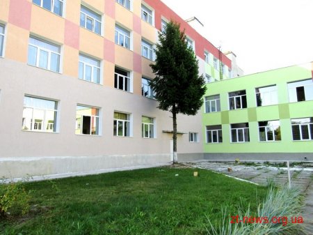 Будівельники завершують яскраве оформлення Радомишльської гімназії