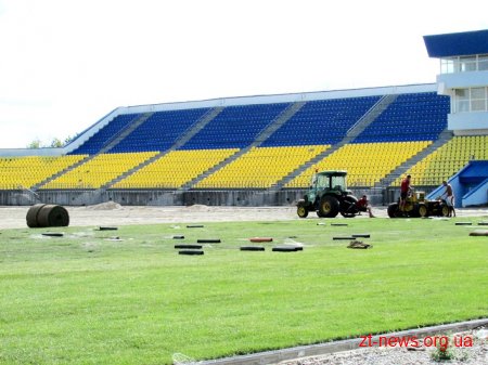 На стадіоні «Полісся» активно іде укладання трави