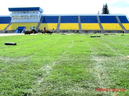 На стадіоні «Полісся» активно іде укладання трави