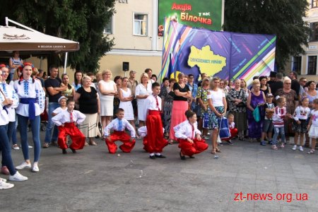 На Михайлівській житомиряни спільно виконали танець "Гопак"