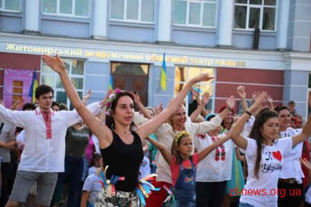 На Михайлівській житомиряни спільно виконали танець "Гопак"