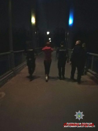 У Житомирі патрульні врятували дівчину, яка ледь не впала з мосту