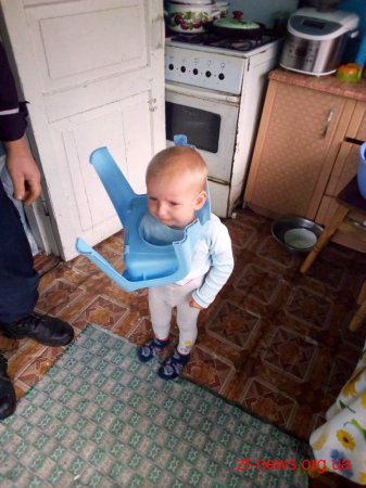 На Житомирщині рятувальники вивільнили дитину, яка застрягла головою в горщику
