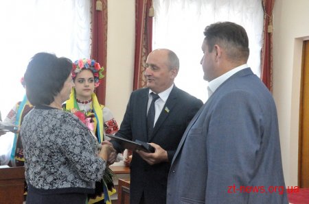 Позачергова сесія обласної ради почалася із вручення нагород і відзнак жителям області