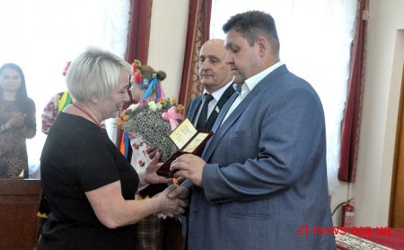 Позачергова сесія обласної ради почалася із вручення нагород і відзнак жителям області