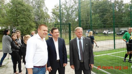 Новий майданчик із штучним покриттям відкрили для дітей у смт Озерне