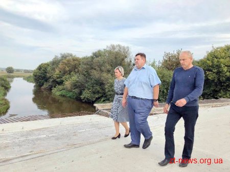 Голова ОДА перевірив хід виконання робіт на мосту через річку Тетерів у Радомишлі