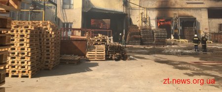 У Житомирі горить склад готової продукції картонного комбінату