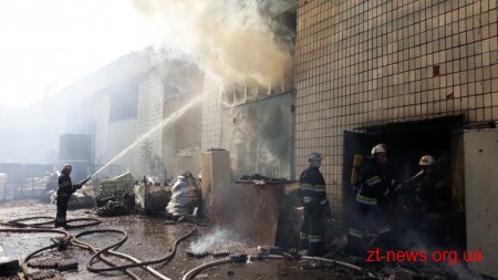 Рятувальники продовжують ліквідовувати пожежу на картонному комбінаті