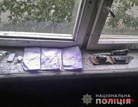 У Житомирі поліцейські вилучили у перехожого ніж та наркотики