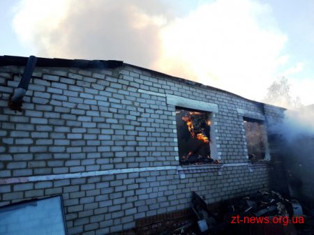 За добу вогнеборцями ліквідовано загоряння дахів трьох приватних будинків