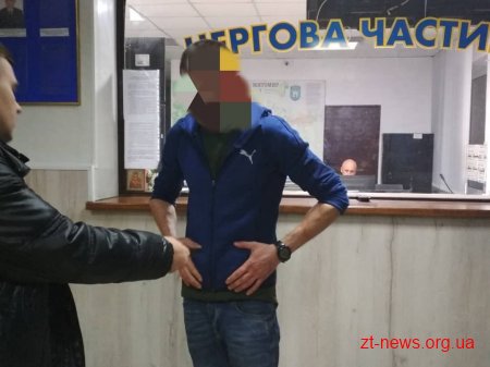 У Житомирі патрульні затримали п'яного хулігана, який кидався на перехожих та розбив рекламний щит