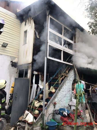У Житомирі вогнеборці врятували від знищення чотириквартирний будинок