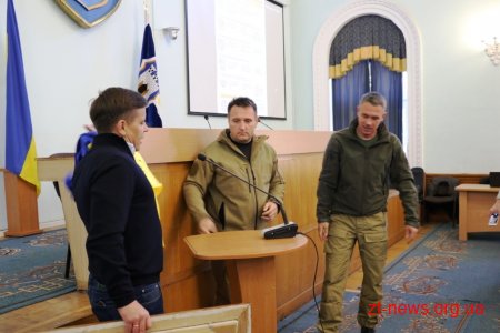 Сергій Сухомлин вручив подяки військовим та волонтерам і подарував картину для майбутнього «Дому ветерана»