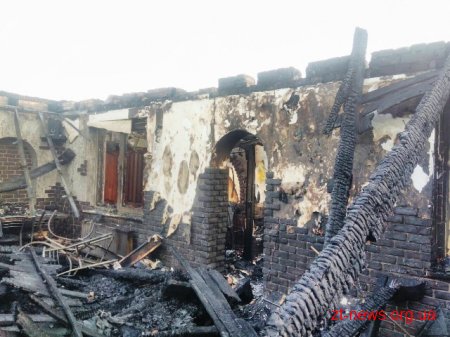 У Коростишеві під час пожежі в кафе полум'я перекинулось на житловий будинок