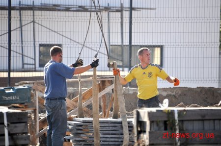 На стадіоні «Полісся» монтують конструкцію під накриття та укладають фінальний шар асфальту