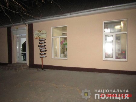 У Новограді-Волинському поліцейські завадили молодикові пограбувати ювелірний магазин