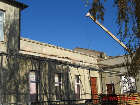У Малинському будинку культури продовжують утеплювати фасад та готують до перекриття покрівлю