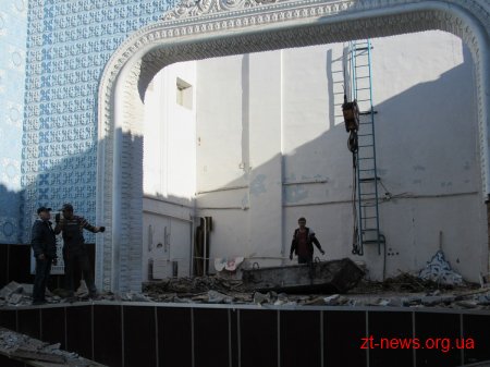 У Малинському будинку культури продовжують утеплювати фасад та готують до перекриття покрівлю