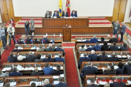 Впродовж 4 годин депутати обласної ради розглянули 65 питань порядку денного