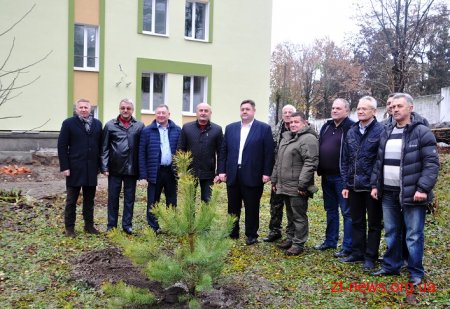 Керівники області разом з депутатами та лісниками посадили сосни на території онкодиспансеру