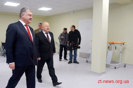Президент України у Житомирі відвідав Центр вертебрології та реабілітації учасників ООС