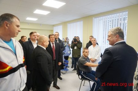Президент України у Житомирі відвідав Центр вертебрології та реабілітації учасників ООС