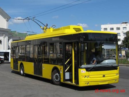Договір позики на придбання нових тролейбусів для Житомира підписали керівник ТТУ та представник Європейського банку
