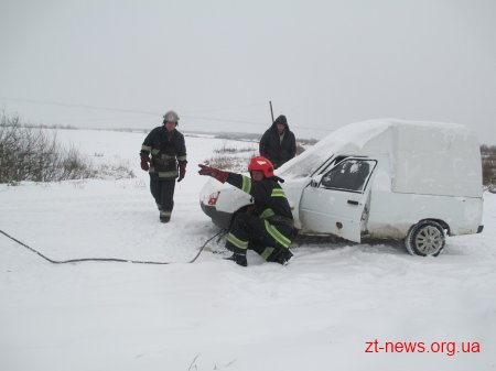 На Житомирщині через ожеледицю автомобіль потрапив у кювет