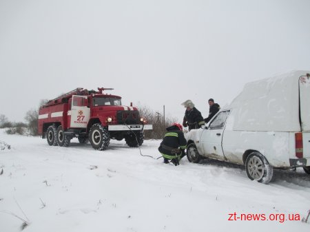 На Житомирщині через ожеледицю автомобіль потрапив у кювет