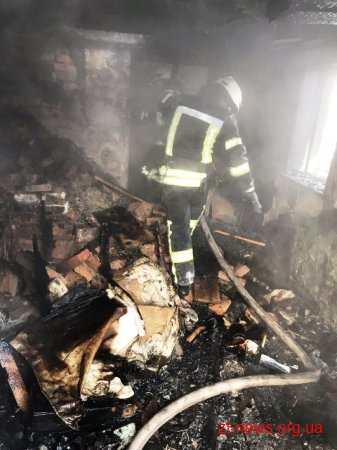 Безхатченко гріючись у сараї мало не спалив сусідні будинки