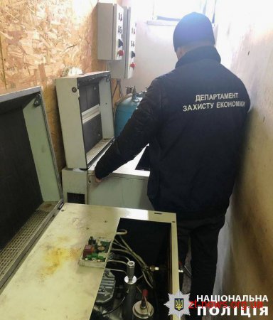 У Житомирі поліцейські викрили незаконну АЗС, пальне до якої постачали з незаконної врізки у газопровід