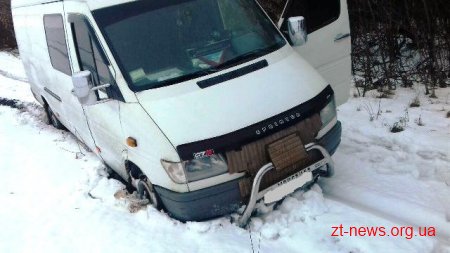 За добу рятувальники області вилучили зі снігових заметів мікроавтобус та вантажівку